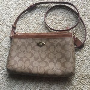 Coach East/west Crossbody w/pop-up pouch